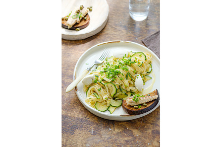 Spaghetti with zucchini and basil
