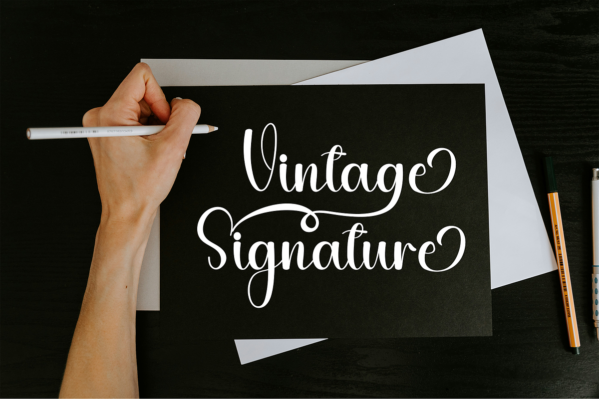 Strawberry Cupcake, a Handwritten Font by InermediaSTUDIO (Photo 4 of 8)
