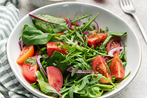 Fresh green salad with tomatoes and red onion, a Photo by Olena Rudo