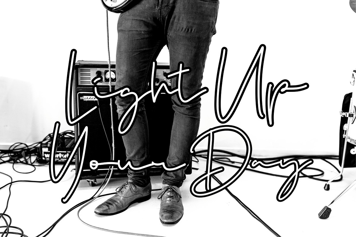 Rellond Signature Font, a Script Font by Lythcreative (Photo 7 of 8)