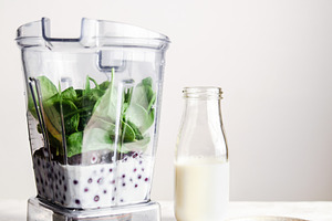 spinach, blueberry, blender smoothie
