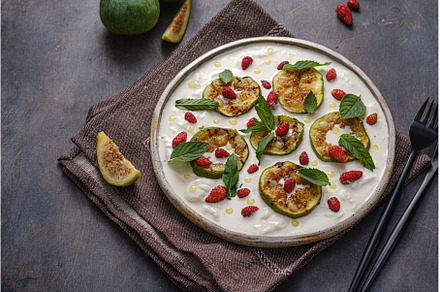Stracciatella with figs, baked in