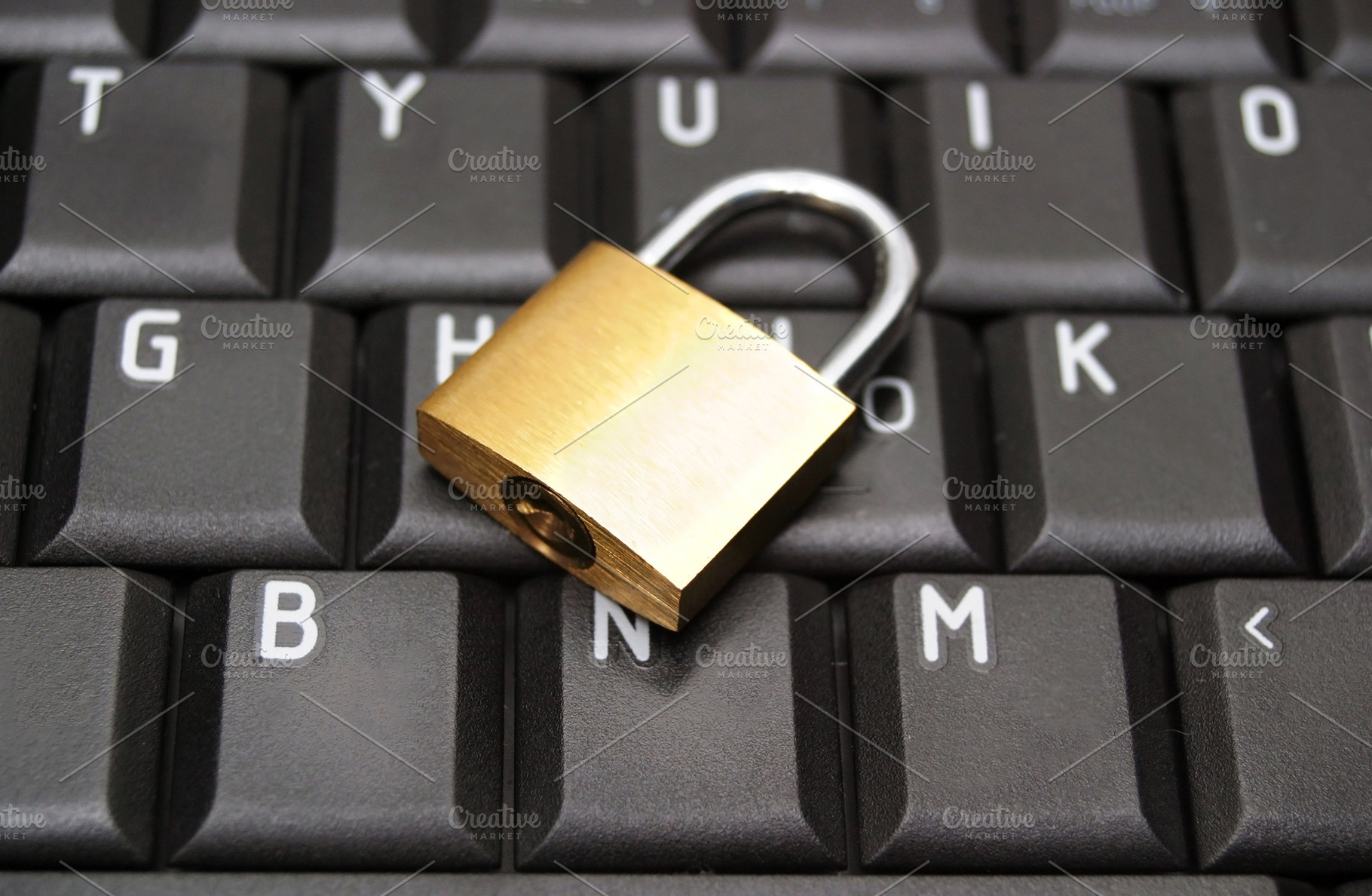 Padlock on laptop, a Photo by saiko3p