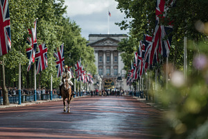 Horseman riding down The Mall Buckin, a Photo by Pixeness Studio