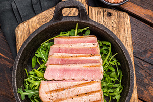 Tender grilled tuna steak on a bed of greens, an exquisite blend, a Food & Drink Photo by composter-box@mail.ru