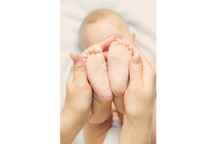 The mother keeps the baby's leg at, a Person Photo by yanadjana