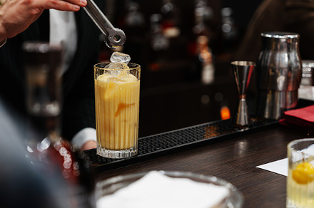 Preparation of a delicious cocktail based on juice and fruit.