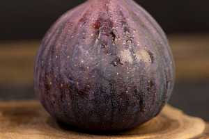 sweet fig fruits are used to make desserts, a Photo by rsoollAI