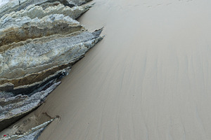Between de rock, sand and water