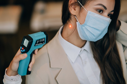Measuring body temperature with contactless body thermometer