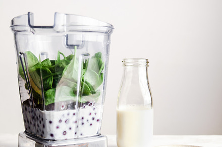 spinach, blueberry, blender smoothie