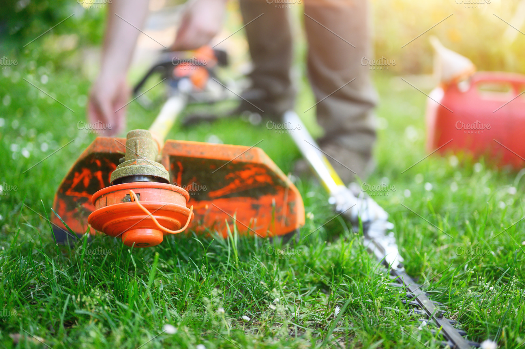 Gardener preparing grass trimmer on, a Technology Photo by david.herraez.calzad