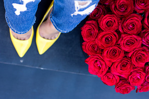 The red roses and female legs