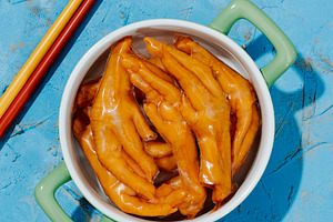 asian boneless chicken feet in a ceramic casserole, a Photo by Nito