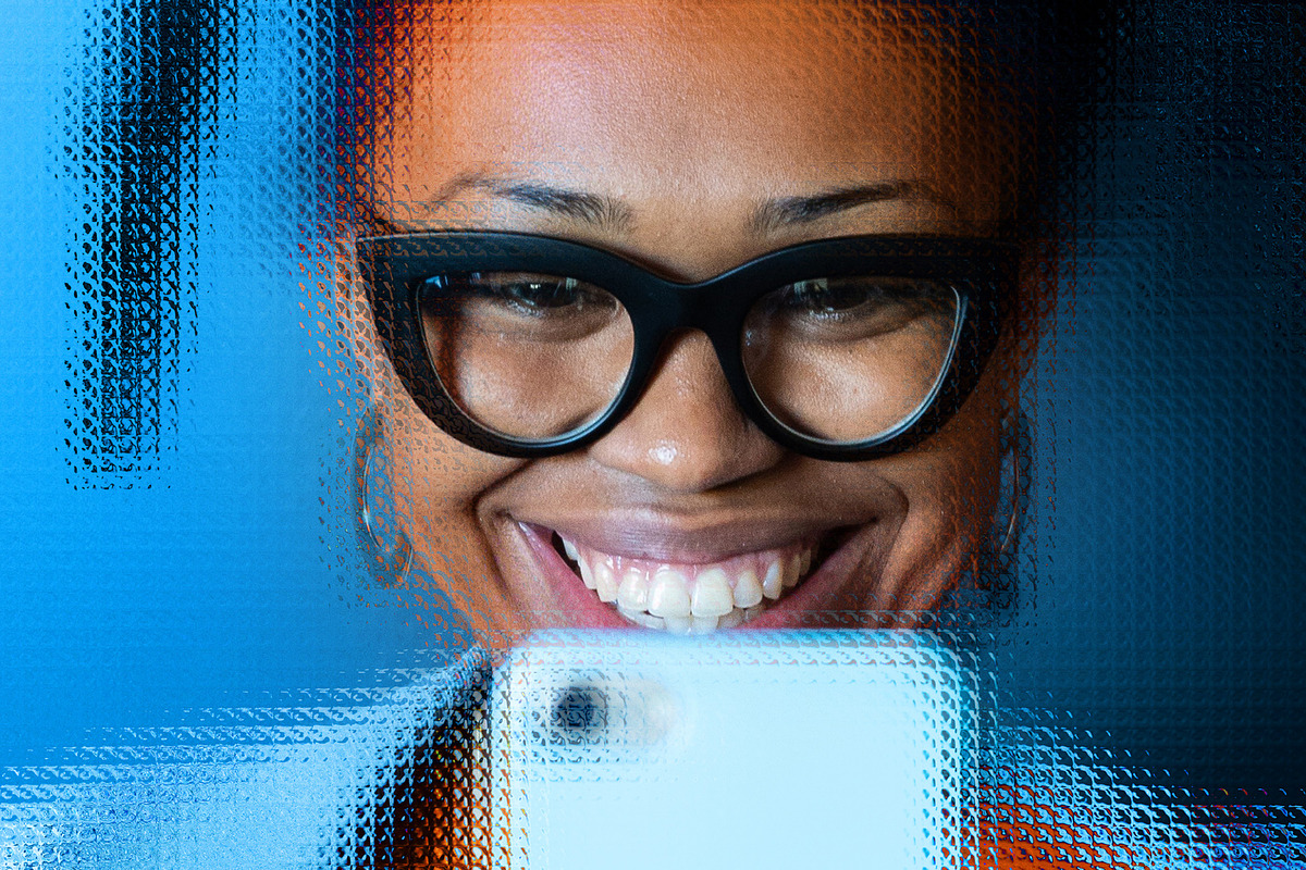 Distorted Glass - Photo Mask Effect, a Layer Style Add-On by Grafvish (Photo 2 of 4)