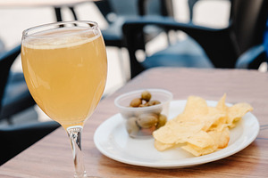 spanish appetizer: shandy, potato chips and olives, a Photo by Nito