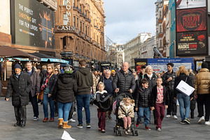 London, UK, 7 December 2025, A crowd, a Wallpaper Photo by Imaginarium