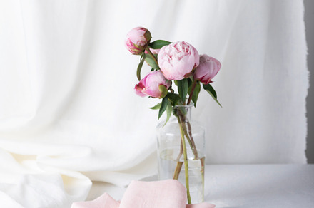 White linen tablecloth and pink napkins