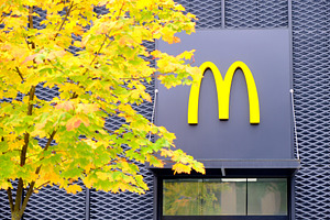 McDonalds fast food restaurant sign