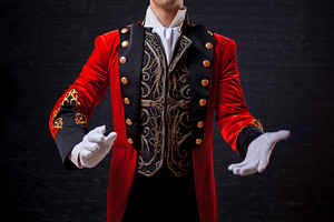 magician hands in white gloves.