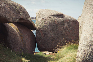 The stones containing stones, grass, and path
