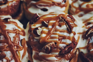 Cinnamon rolls containing cinnamon, pecan, and buns