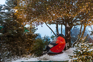 Large inflatable bullfinch sculpture, a Wallpaper Photo by Imaginarium