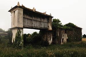 Galician hórreo, rural architecture,, an Architecture Photo by Perpis