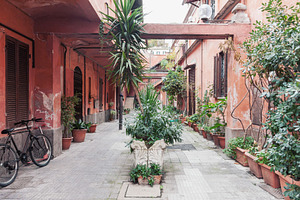 Old yard in the old town of Rome, an Architecture Photo by BOOCYS