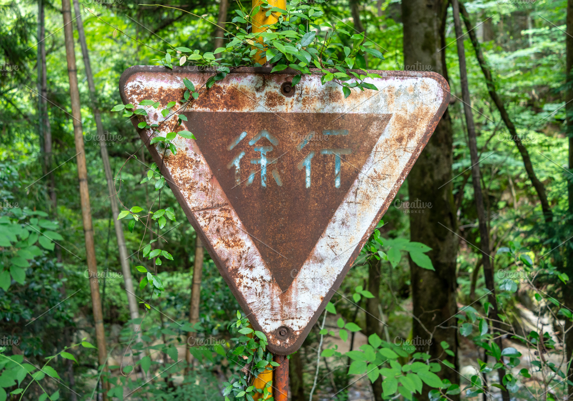 Rusted road sign on Nakasendo trail between Magome and Tsumago, a Background Photo by GoodGoods