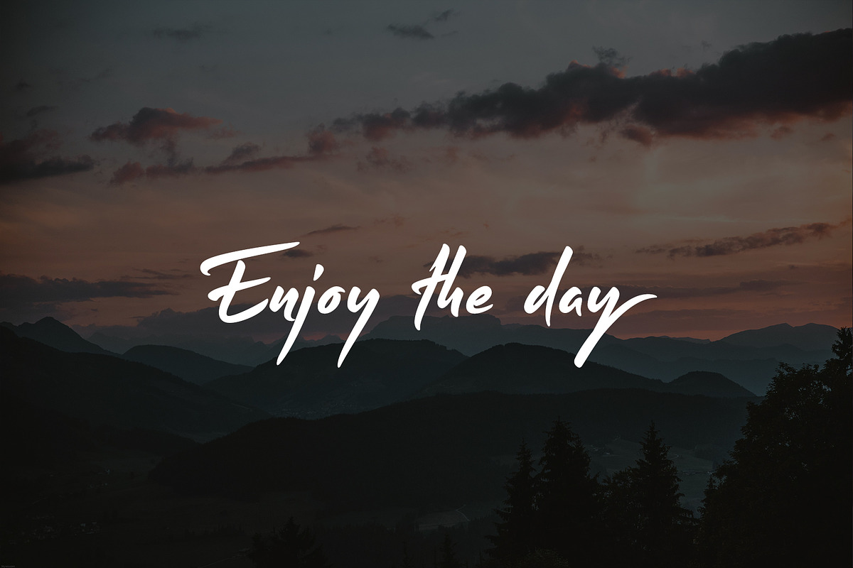 Reflect Handwritten Font, a Font by sunnytudu (Photo 4 of 8)