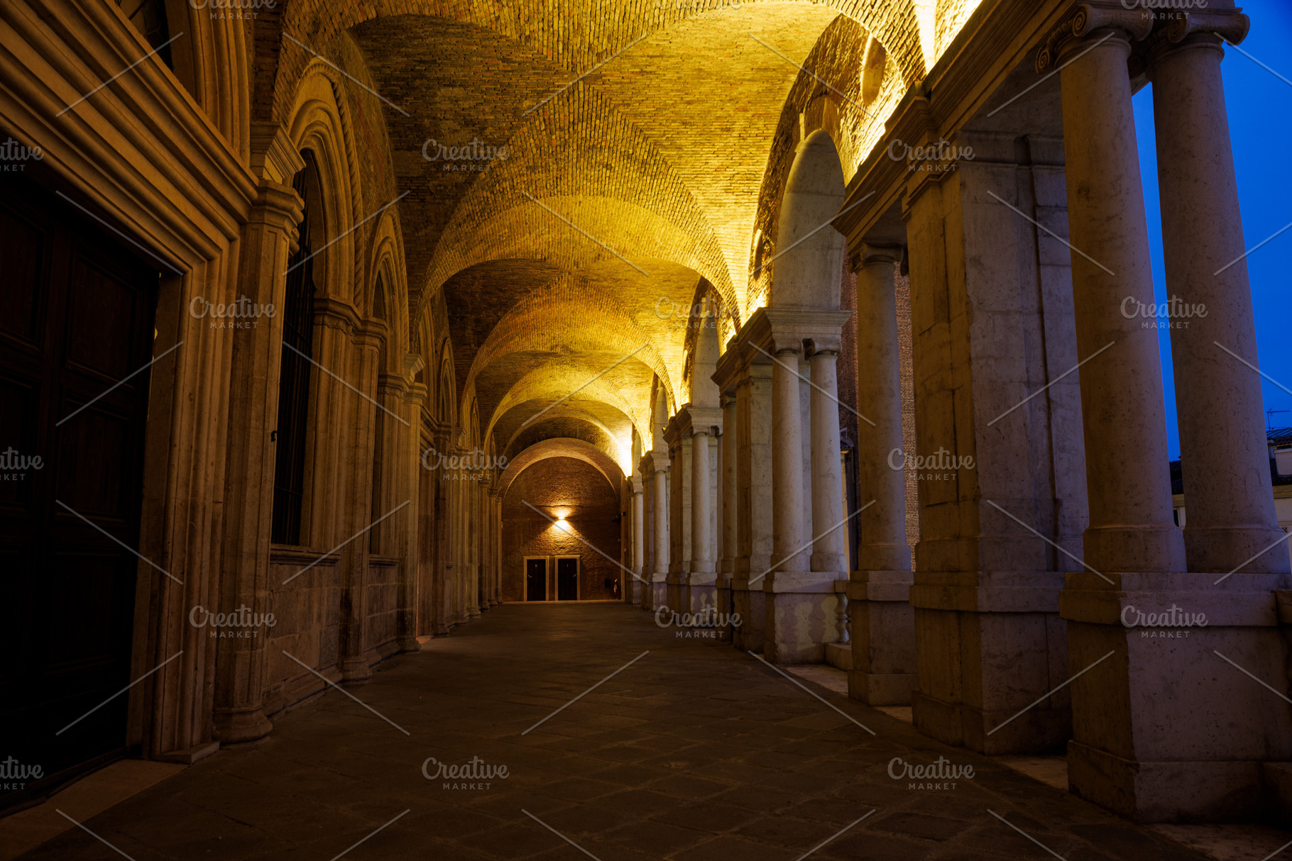 Vicenza downtown, open gallery of the Basilica Palladiana, an Architecture Photo by Bepslabor