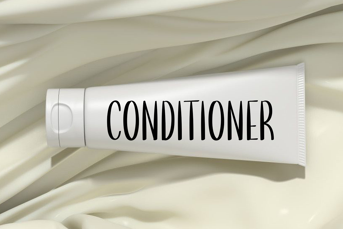 Geometric, a Script Font by InermediaSTUDIO (Photo 3 of 8)