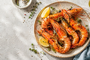Grilled shrimp on a plate with lemon, a Photo by Beautiful things