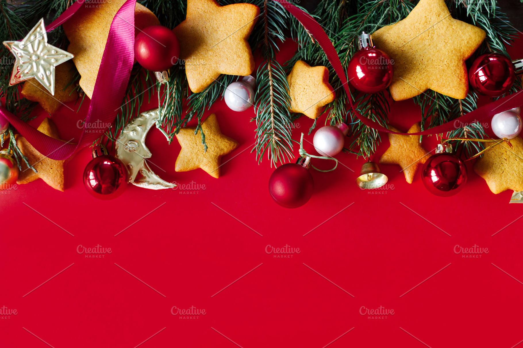 Christmas background with gingerbread cookies, fir branches, red, a Photo by Sonjachni