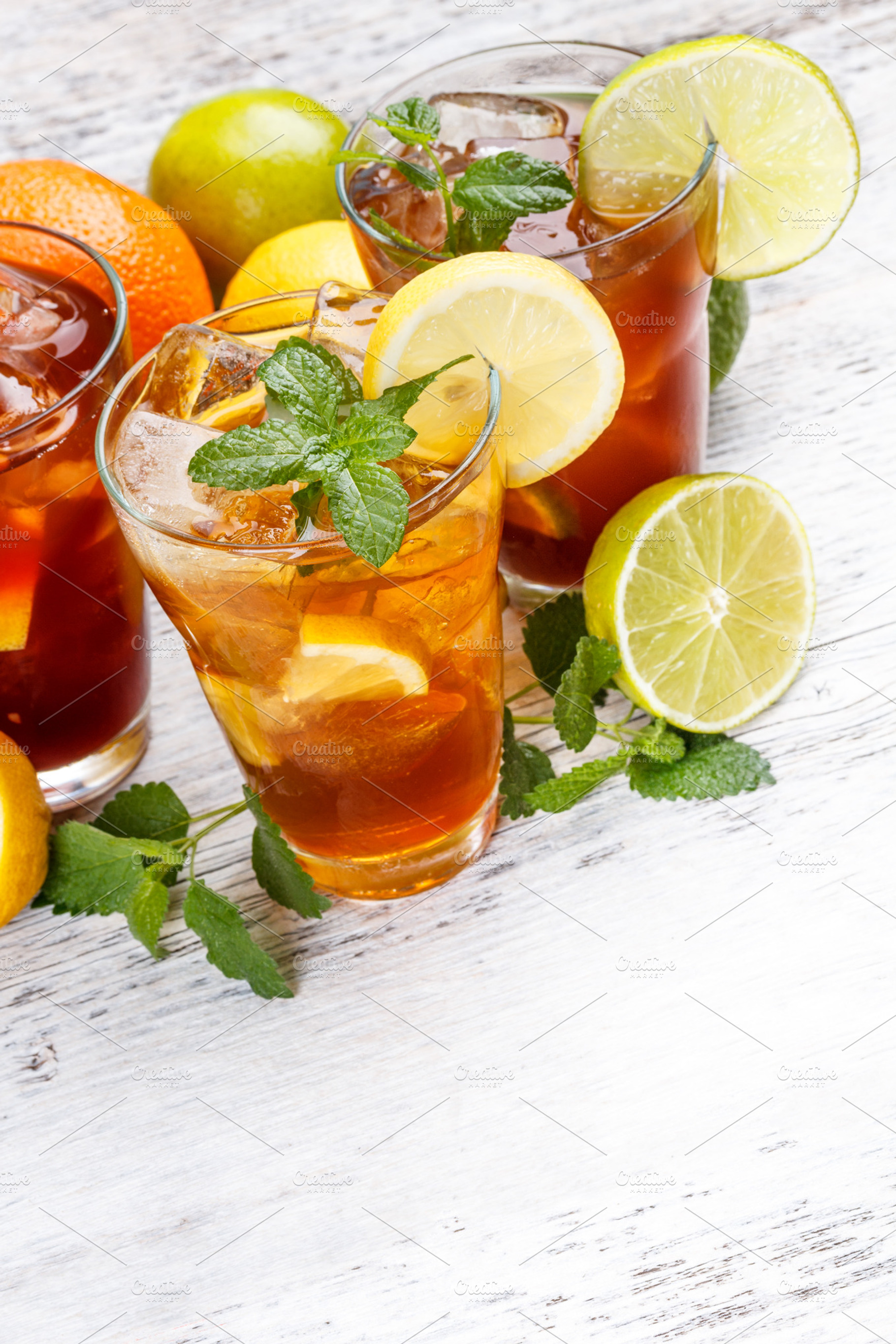 Glasses of ice tea containing tea, ice, and cube