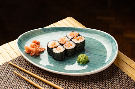 Hosomaki rolls with salmon