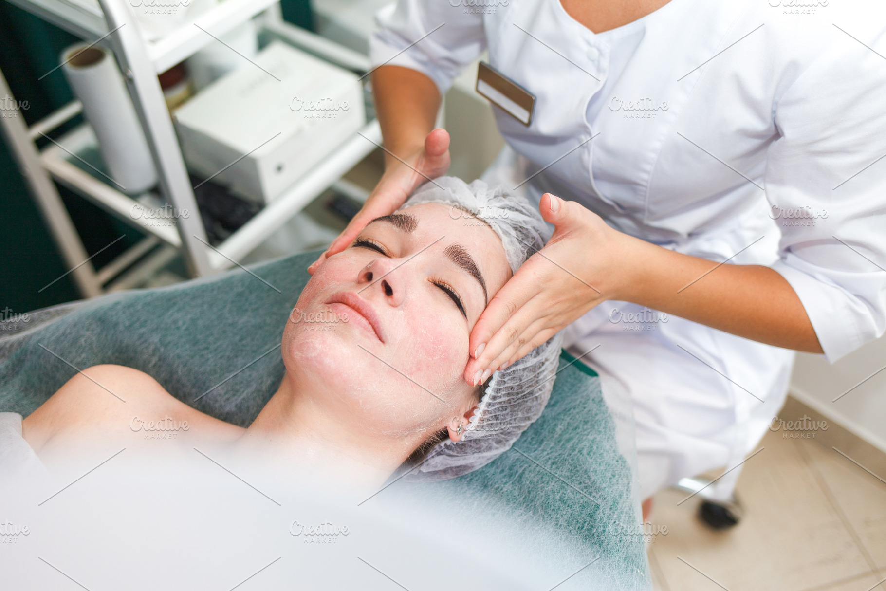Doctor beautician makes cosmetic, a Photo by borodai94