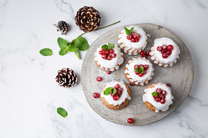 Small Christmas cakes with berries o