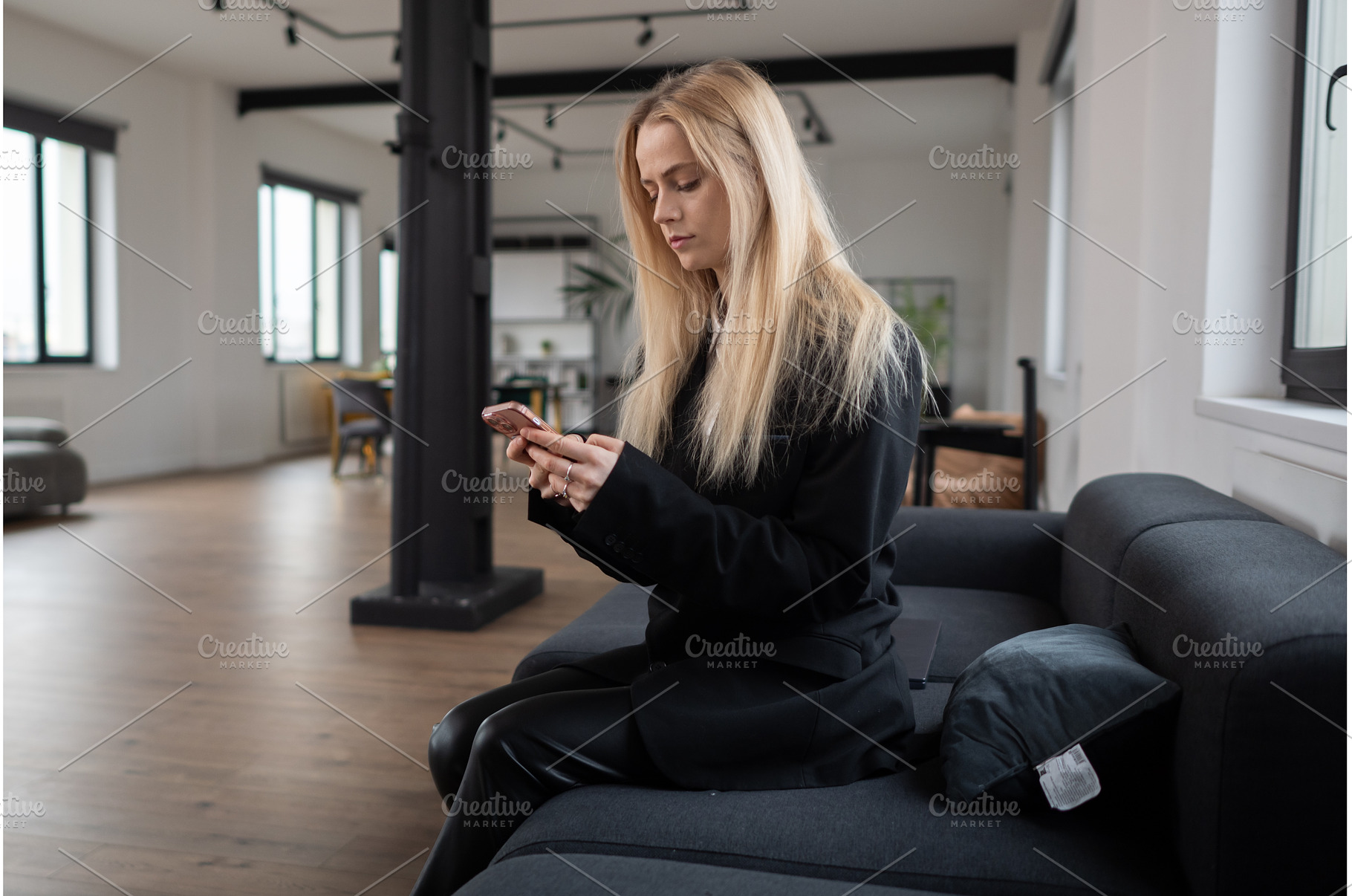 Businesswoman sitting in modern, a Technology Photo by undrey