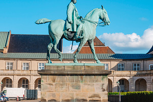 Christiansborg courtyard with equestrian statue, a Photo by Nito