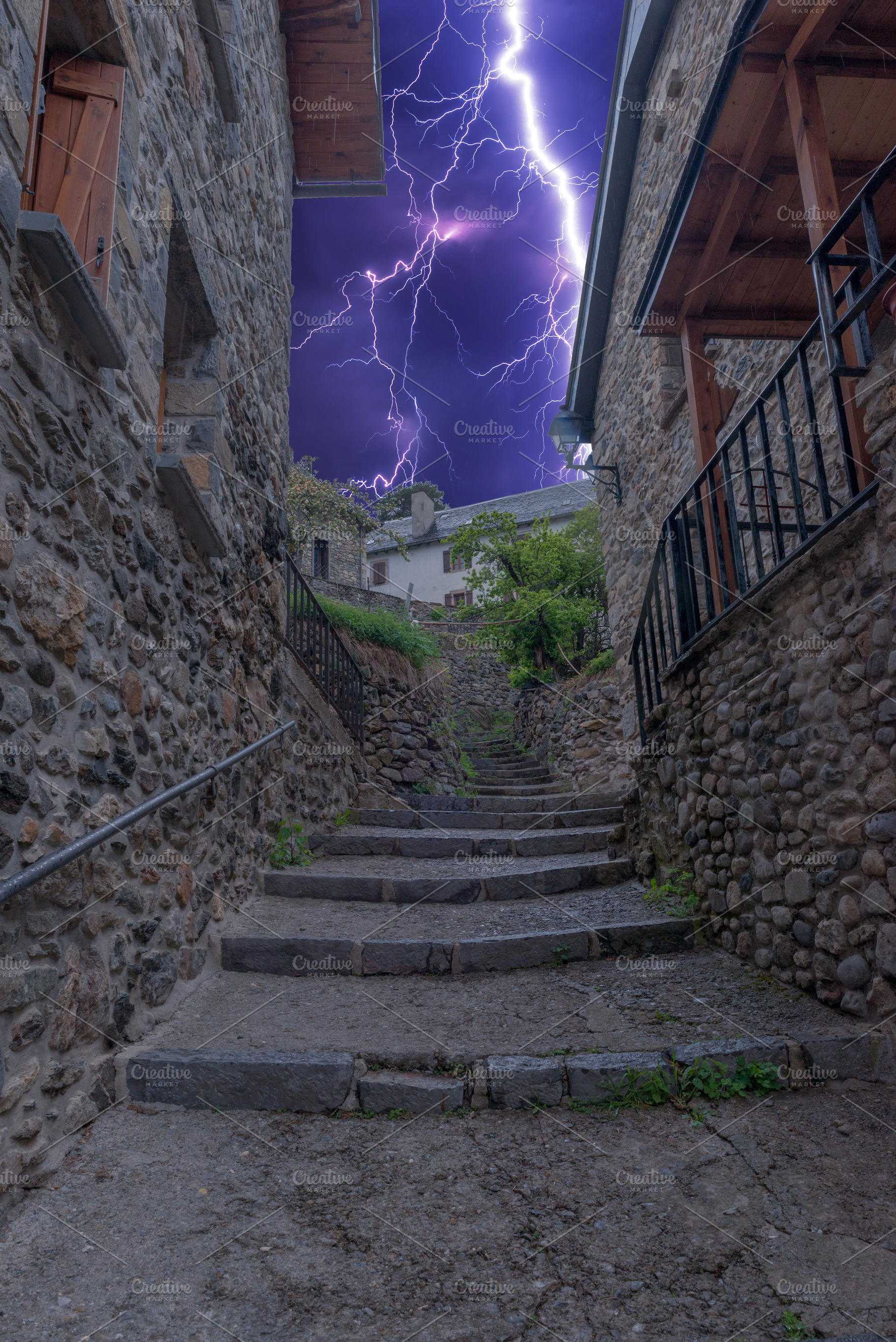 Electric storm between the houses, a Background Photo by Vicente Soler