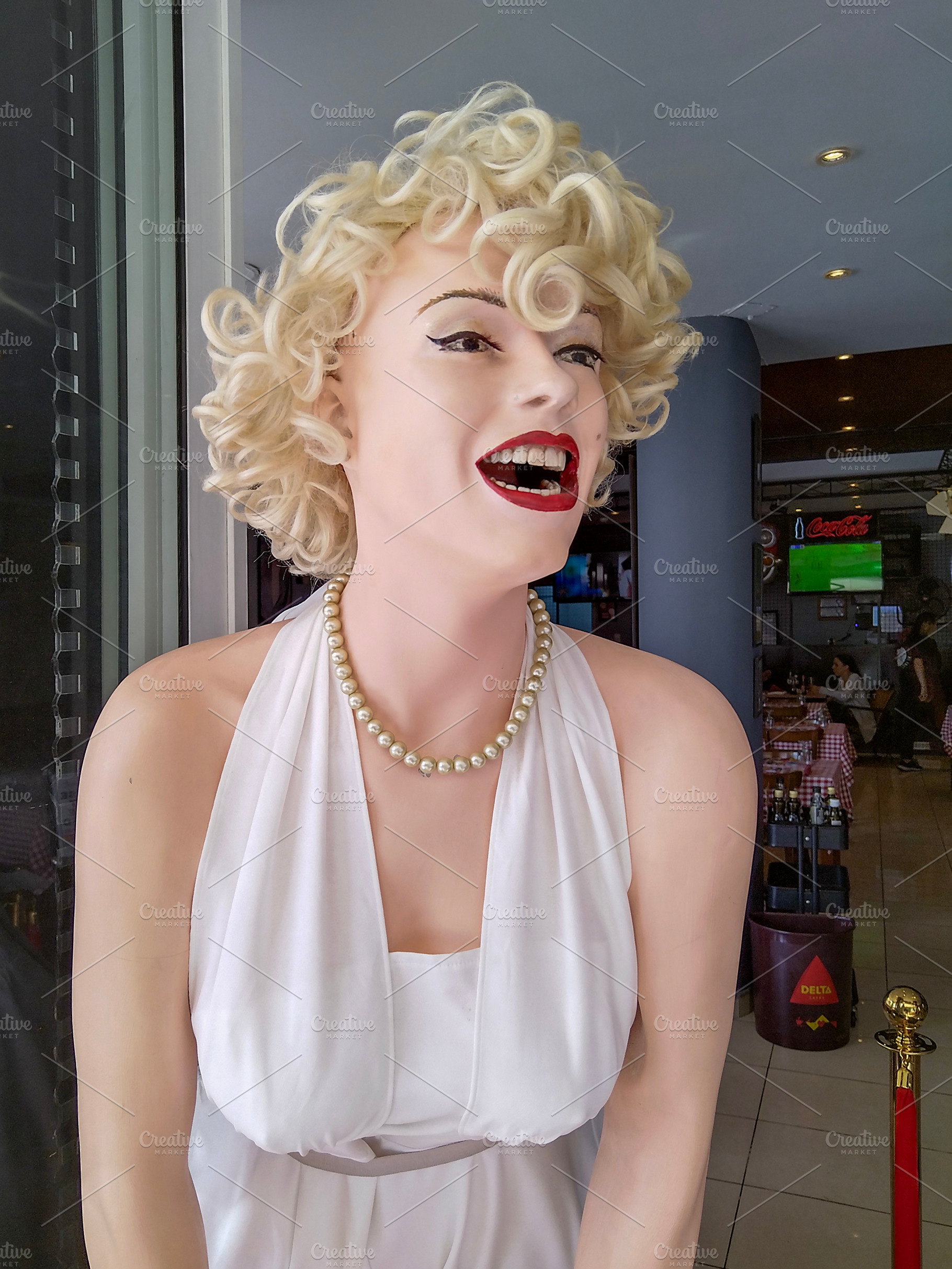 Marylin monroe scuplture at bar, lagoa, portugal, an Arts & Entertainment Photo by DanFLCreativo