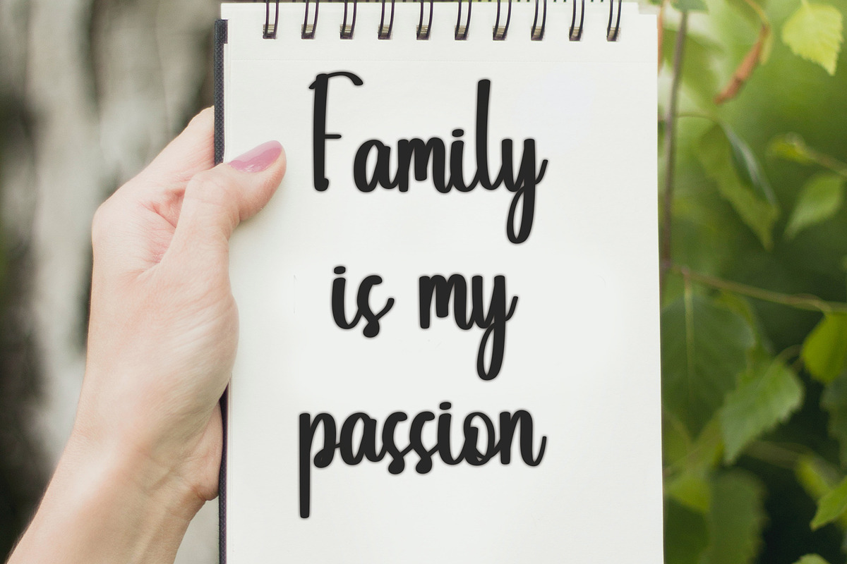 Builds, a Handwritten Font by InermediaSTUDIO (Photo 3 of 8)
