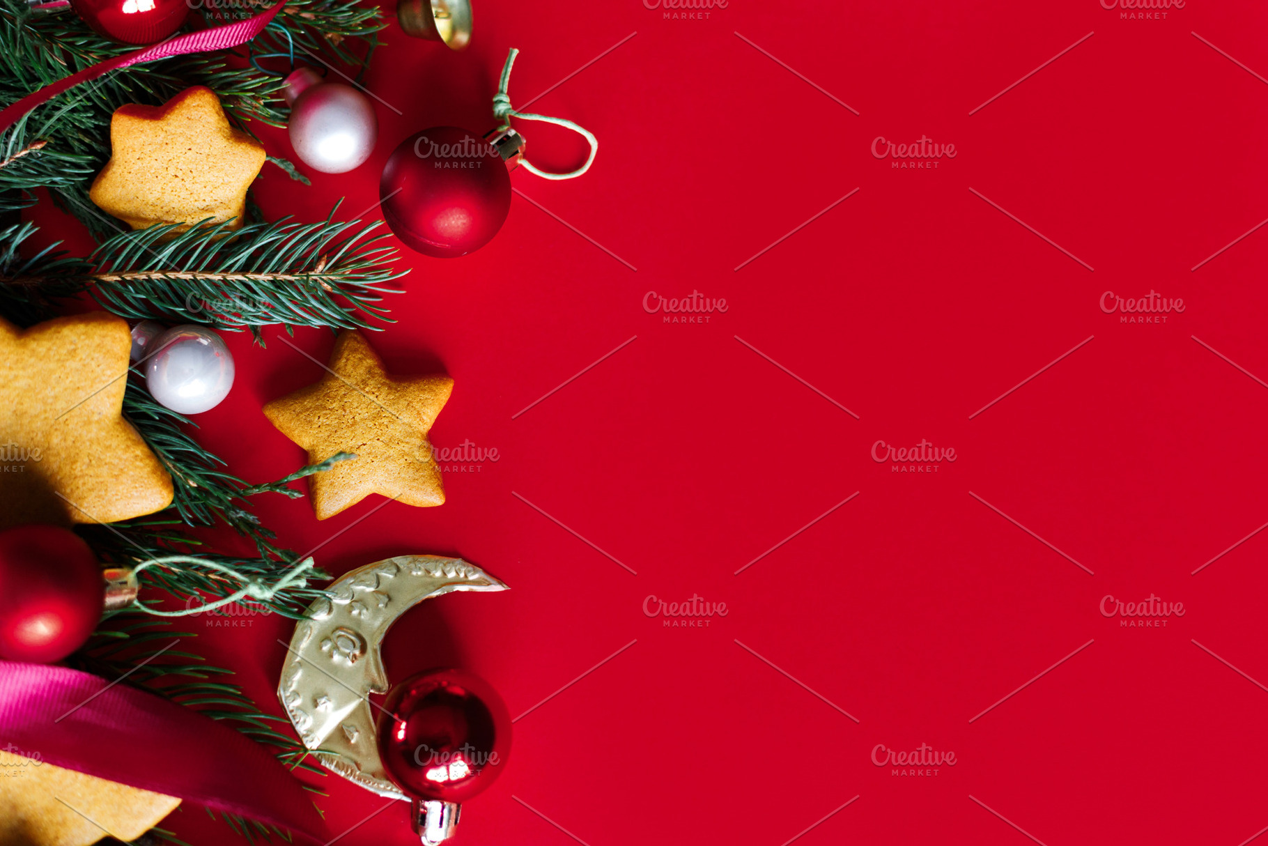 Festive holiday flatlay with Christmas gingerbread cookies, red, a Photo by Sonjachni