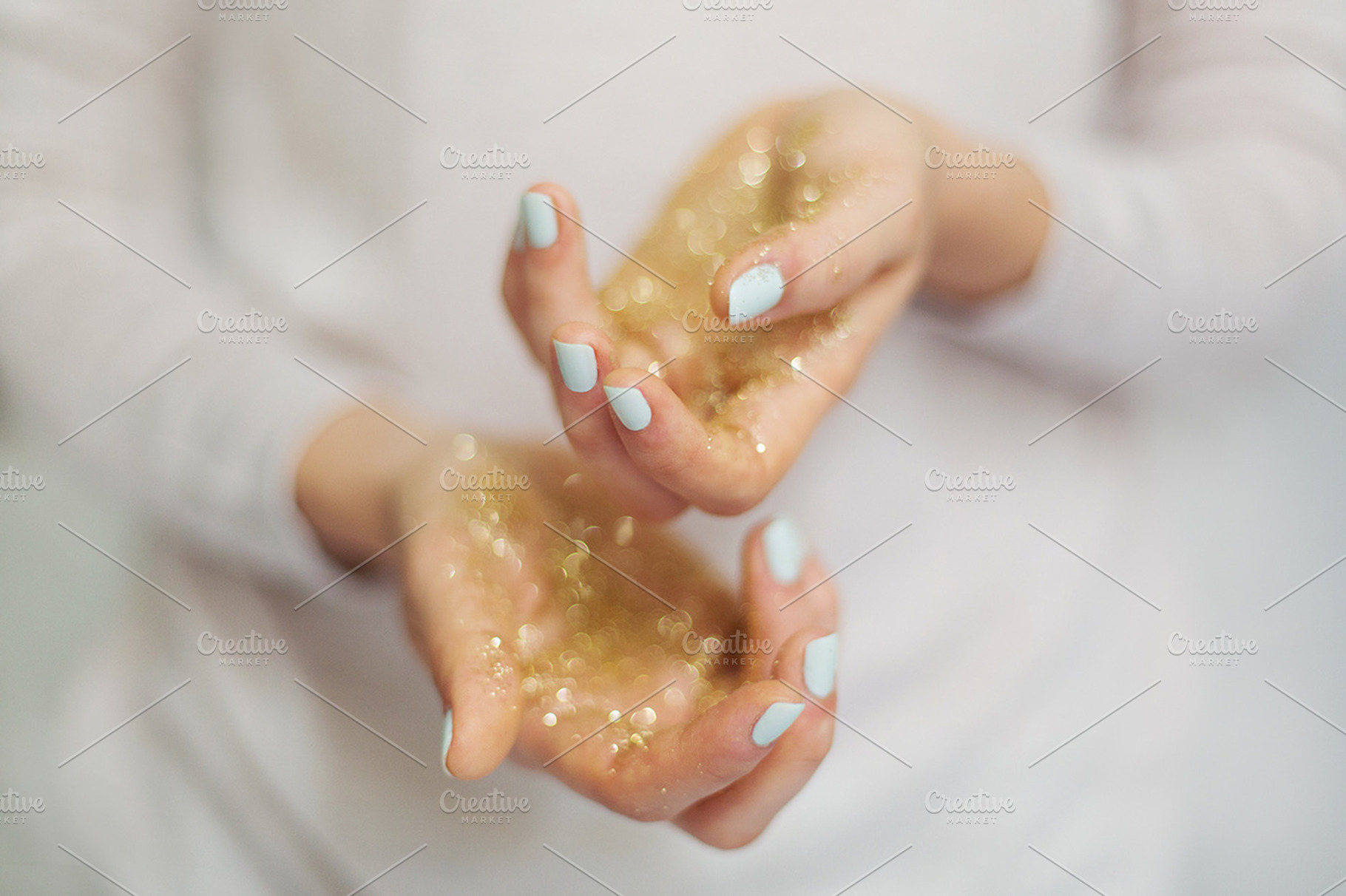 Gold glitter in hands, a Photo by M. Klasan