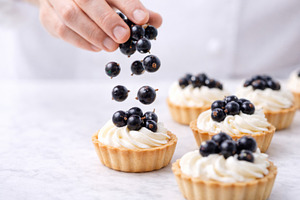 Black currant berries on dessert tar, a Photo by Dvoevnore photos