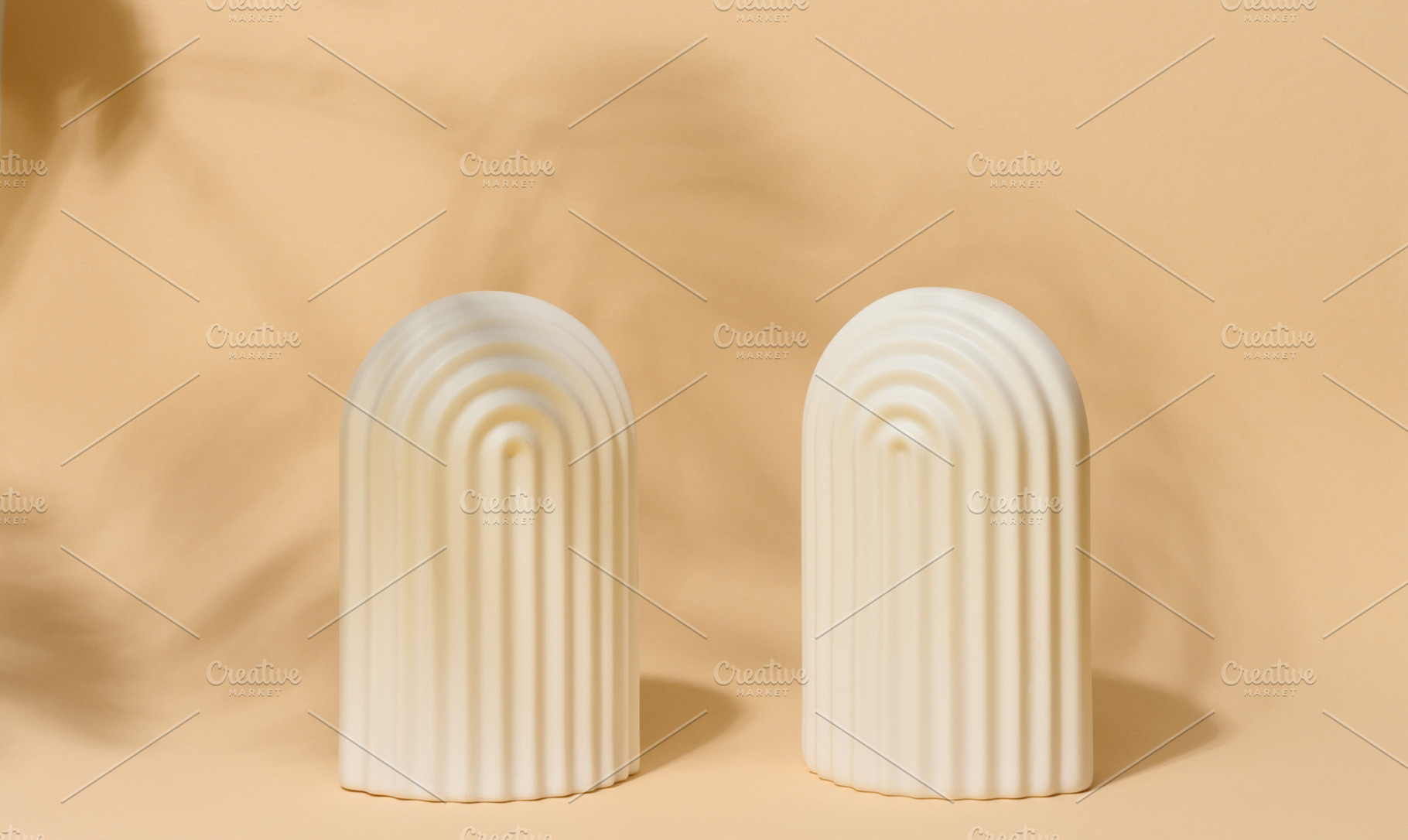 A small, white ceramic decorative arch with vertical ribbed text, a Background Photo by ndanko