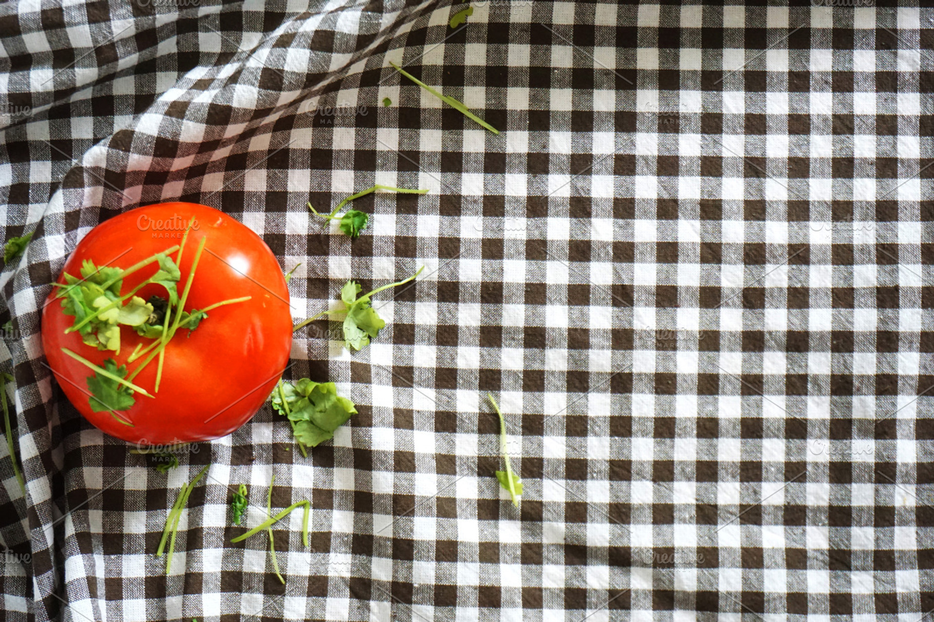 Tomato 4 containing tomato, coriander, and tablecloth