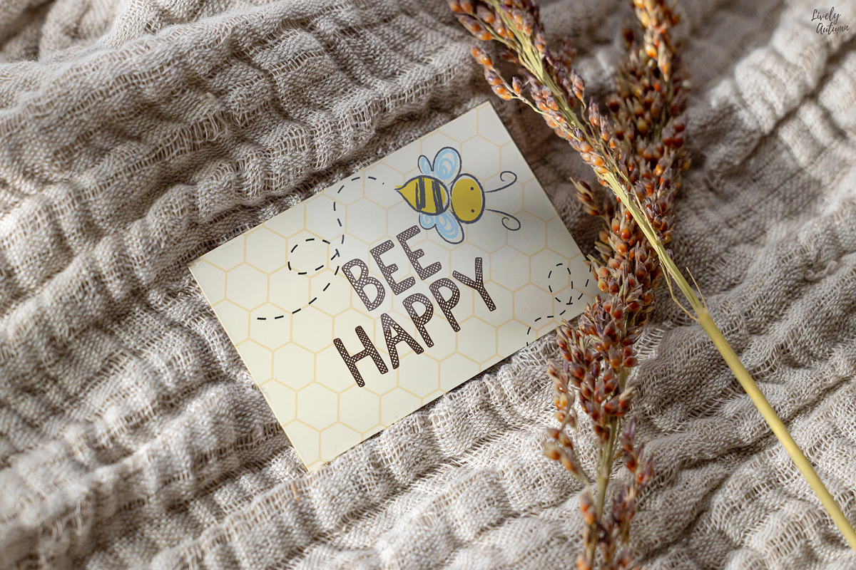 Honeycomb | Handwriting font, a Handwritten Font by LivelyAutumn11.11 (Photo 5 of 5)